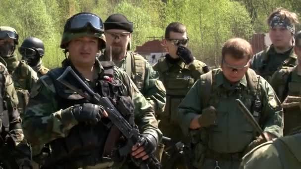 Jugadores de airsoft en uniforme militar con un arma en el fondo del bosque . — Vídeos de Stock