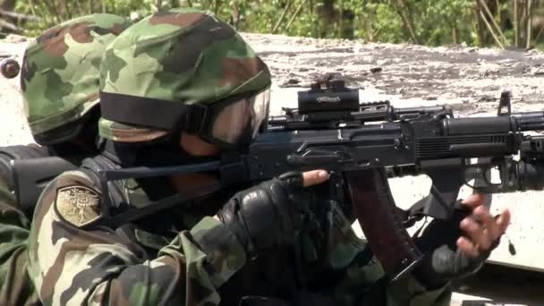 Az Airsoft játékosai a helyükön vannak a betonfalak mögött.. — Stock videók