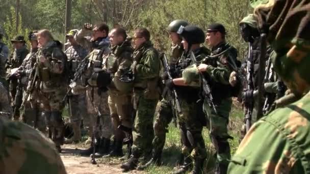 Ormanın arka planında silahlı askeri üniformalı bir hava yumuşaklığı ekibi.. — Stok video