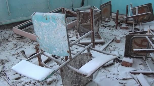 Ruinas de oficiales abandonados a la nieve Casa en ciudad fantasma Minas de carbón Rusia . — Vídeo de stock