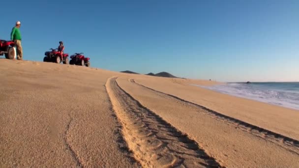 Skupina turistů na čtyřkolce Atv jízda na písečném pobřeží. — Stock video