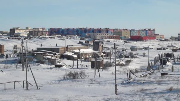 雪はロシアのはるか北のチュコトカの都市炭鉱を放棄した. — ストック動画