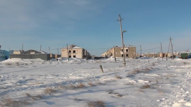 Neige abandonnée ville Mines de charbon sur Tchoukotka de l'extrême nord de la Russie . — Video