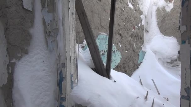 Руины снежного заброшенного дома, город-призрак угольных шахт на крайнем севере России . — стоковое видео