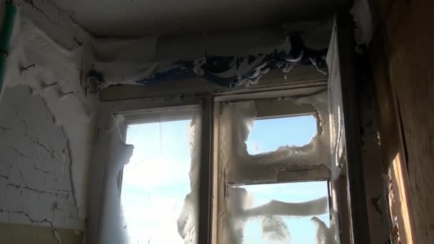 Pozůstatky sněhu opustili město duchů dům uhelných dolech na daleko остров. — Stock video