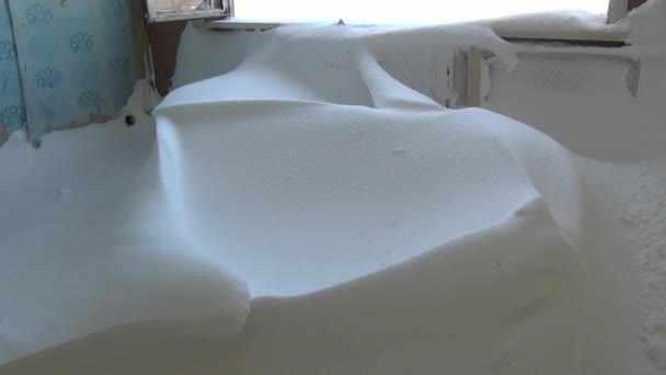 Verlassenes Haus der Geisterstadt der städtischen Kohlebergwerke im hohen Norden Russlands. — Stockvideo