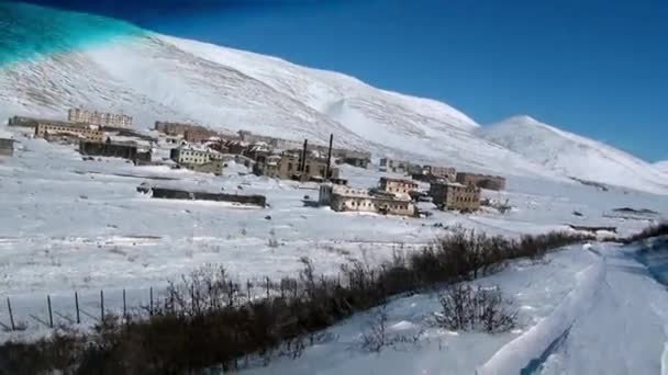 ロシアのはるか北にあるグディム・アナディル-1・チュコトカの廃墟となった家のゴーストタウン. — ストック動画