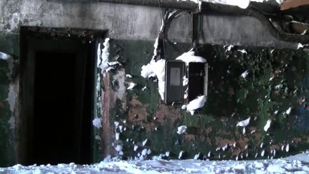 Verlaten fabriek van voormalige ondergrondse militaire basis in de spookstad Gudym. — Stockvideo