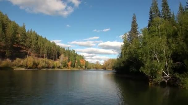 시베리아에서 운반하는 모터보트에서 바라본 레나 강의 자연 경관. — 비디오