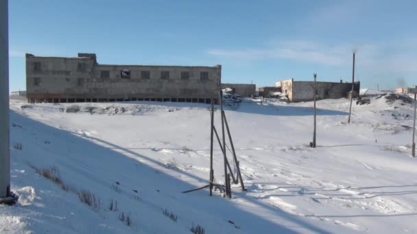 Schnee verlassene städtische Kohlebergwerke auf Tschukotka im hohen Norden Russlands. — Stockvideo