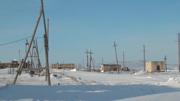 Śnieg opuszczonego miasta Kopalnie węgla na Chukotce daleko na północ od Rosji. — Wideo stockowe