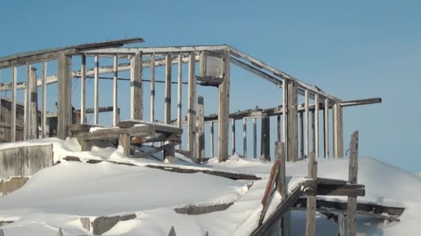 Ruines neige abandonné ville Mines de charbon sur Tchoukotka de l'extrême nord de la Russie . — Video