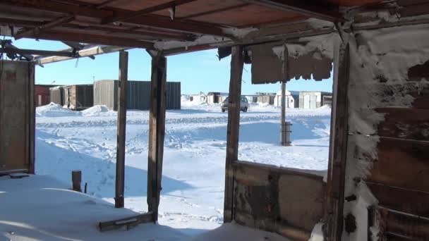 Εγκαταλελειμμένο σπίτι φάντασμα πόλη ανθρακωρυχεία στα βόρεια της Ρωσίας. — Αρχείο Βίντεο