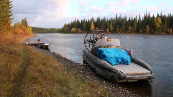 Airboat a orillas del río Lena . — Vídeo de stock