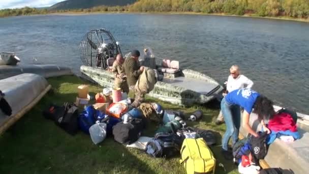 Turister slappe af på naturen i Sibirien under økoturisme på bredden af Lena River . – Stock-video