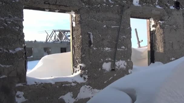 Ruinas ciudad abandonada nieve Minas de carbón en Chukotka del norte de Rusia . — Vídeo de stock