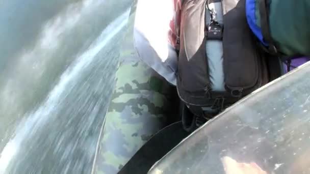 Vlny na čisté vodě z pohybu motorového člunu na Lena Rive na Sibiři v Rusku. — Stock video