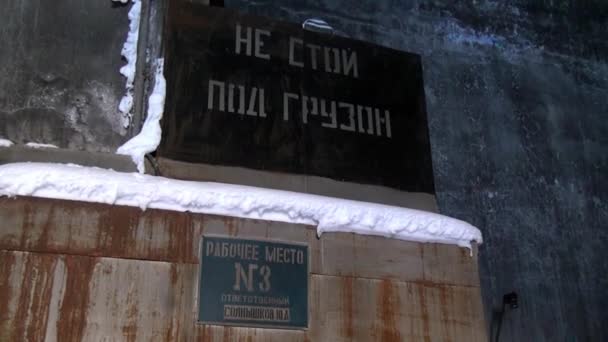 Fábrica abandonada de antiga base militar subterrânea na cidade fantasma Gudym . — Vídeo de Stock