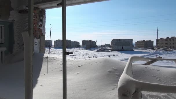 Sneeuw verlaten stad Steenkoolmijnen op Chukotka van het verre noorden van Rusland. — Stockvideo