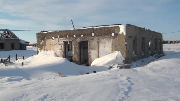 Ruiner snö övergiven stad Kolgruvor på Chukotka i långt norr om Ryssland. — Stockvideo