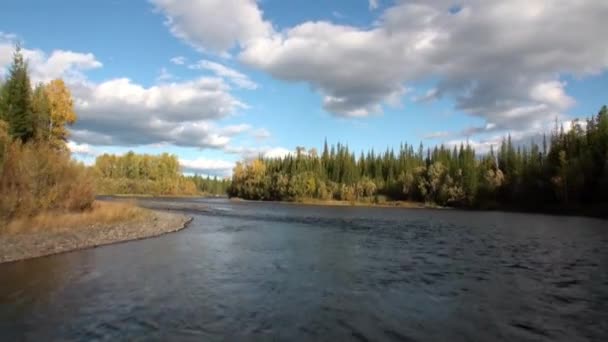 Mooie wolken in de lucht boven de Lena rivier in Siberië. — Stockvideo