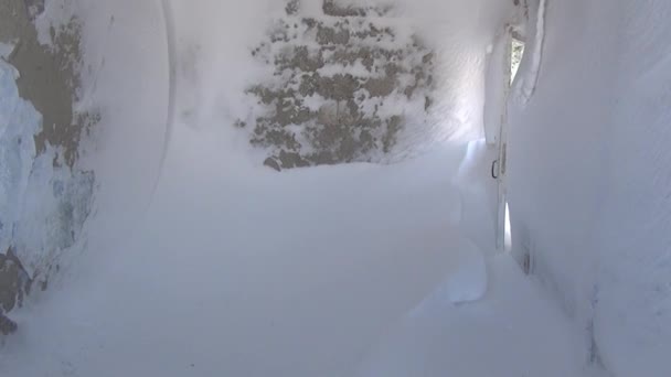 雪の遺跡に捨てられた家ゴーストタウン石炭鉱山までロシアの北. — ストック動画