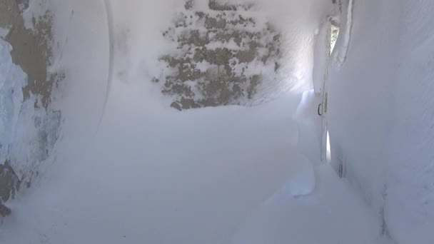 Ruinas de nieve abandonada casa fantasma ciudad Minas de carbón en el extremo norte de Rusia . — Vídeos de Stock