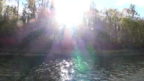 Odraz slunečního světla na vodní hladině řeky Leny. — Stock video