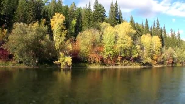 Rapides de la rivière Lena en Sibérie .