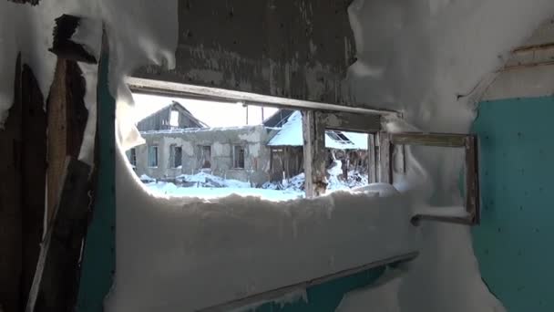 Ruins of snow abandoned house ghost town Coal Mines on far north of Russia. — Stock Video
