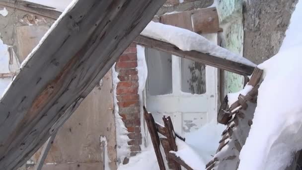 Ruïnes van sneeuw verlaten huis spookstad kolenmijnen op ver ten noorden van Rusland. — Stockvideo