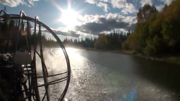Воздушный турбинный винт воздушной лодки во время движения лодки вдоль реки Лены . — стоковое видео