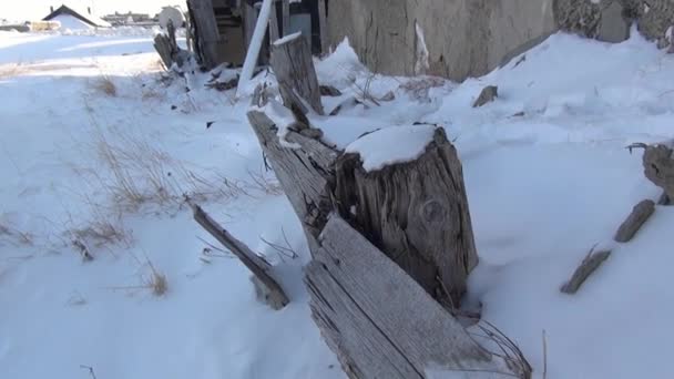 雪の遺跡に捨てられた家ゴーストタウン石炭鉱山までロシアの北. — ストック動画