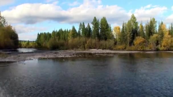 Hermosas nubes en el cielo sobre el río Lena en Siberia . — Vídeo de stock