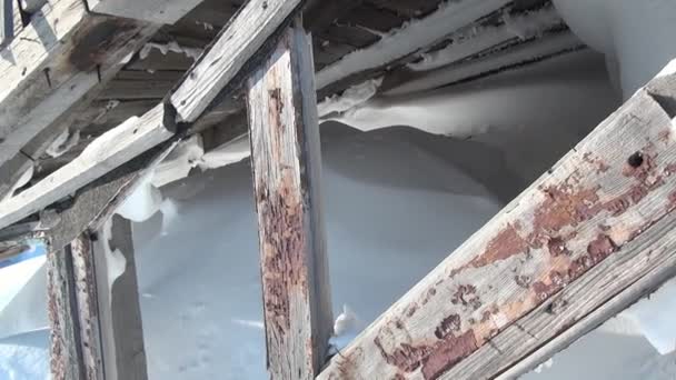 Ruinerna av snö övergivna hus spökstad kolgruvor på långt norr om Ryssland. — Stockvideo