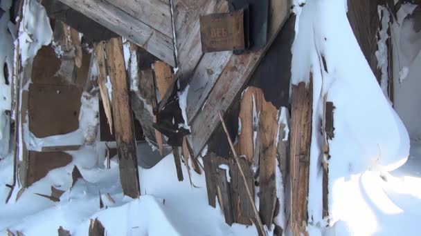 Ruiner af sne forladt hus spøgelsesby Kulminer på langt nord for Rusland . – Stock-video