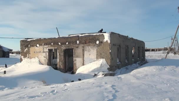 Ruines neige abandonné ville Mines de charbon sur Tchoukotka de l'extrême nord de la Russie . — Video