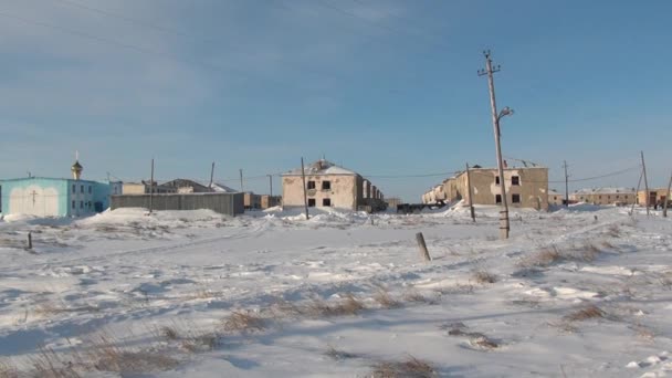 Hó elhagyott város Szénbányák Chukotka messze északra Oroszország. — Stock videók