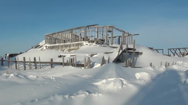 Ruïnes van sneeuw verlaten huis spookstad kolenmijnen op ver ten noorden van Rusland. — Stockvideo