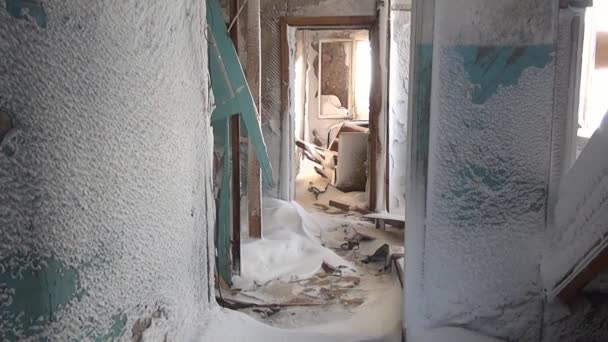 Casa abandonada de la ciudad fantasma Minas de carbón en el extremo norte de Rusia . — Vídeos de Stock