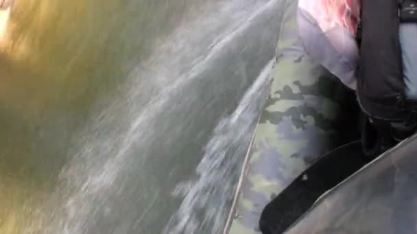 Sibirya 'nın Sibirya kentindeki Lena Rive' de hareket halindeki motorlu tekneden gelen temiz su dalgaları. — Stok video
