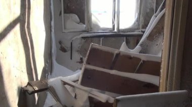 Kar kalıntıları ev hayalet kasaba kömür madenlerinde üzerinde kadar kuzeyinde Rusya terk.