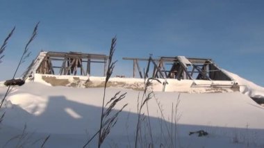 Kar kalıntıları ev hayalet kasaba kömür madenlerinde üzerinde kadar kuzeyinde Rusya terk.