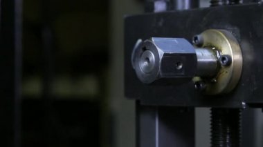 Fabrikadaki metal çelik boruların yapımında kullanılan metal rulo makinelerin yakın çekim görüntüleri..
