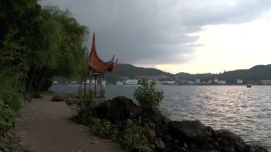 Yunnan Eyaleti 'ndeki Fuxian Gölü.