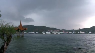 Çin tarzı çatısı olan Fuxian Gölü 'nde zaman aşımı.