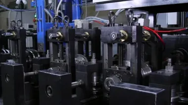 Fabrikadaki çelik boruların metal rulo makineleri üzerinde çalışmak.