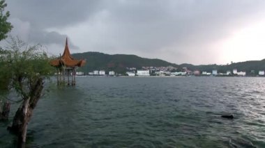 Çin tarzı çatısı olan Fuxian Gölü Yunnan Eyaleti, Çin.