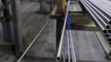 Paslanmaz çelik borular, fabrikada dönen metalin bitmiş bir ürünüdür..