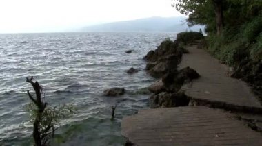 Çin tarzı çatısı olan Fuxian Gölü Yunnan Eyaleti, Çin.